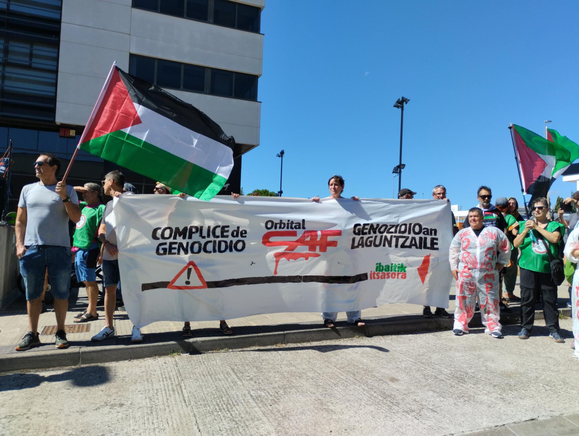 Concentración de la marcha Ibaitik Itsasora frente a la sede de Orbital - CAF en Artica